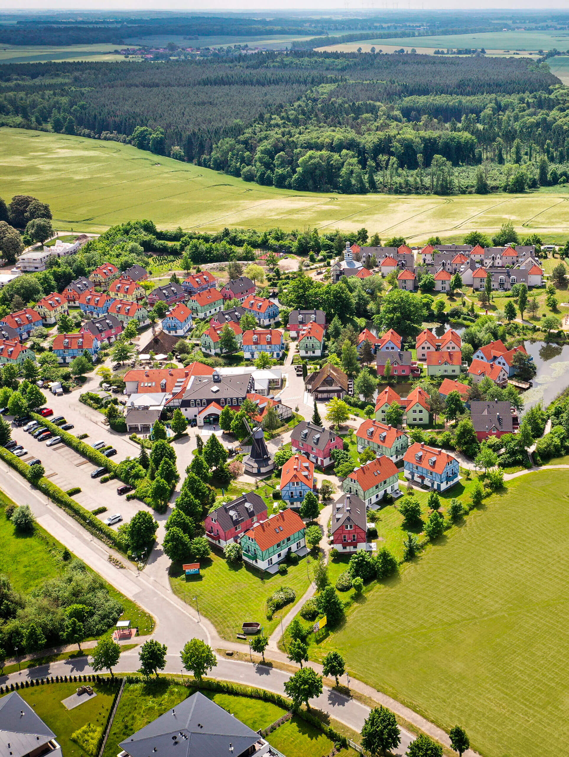 Ein Vogelperspektive-Blick auf eine Stadt in der Mecklenburgischen Seenplatte, einem natürlichen und vielfältigen Urlaubsziel zwischen Hamburg und Berlin